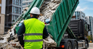 Вывоз строительного мусора в Южном-Сахалинске: услуги лицензированной компании — ПроМусор